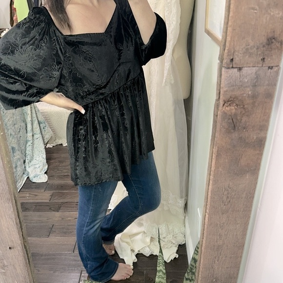 Torrid Elegant Black Velvet Women's Top size 2X floral embossed - Picture 2 of 7